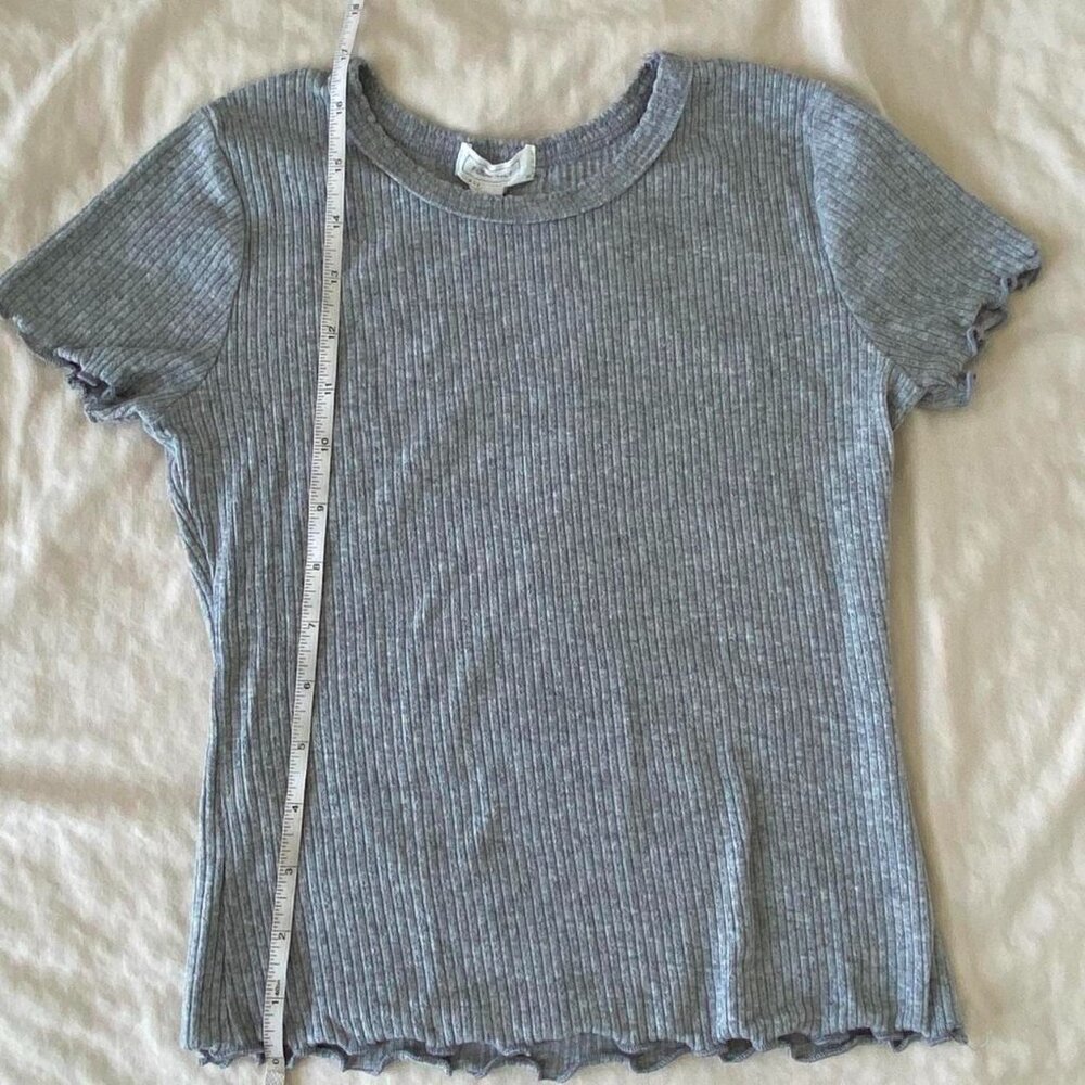 Grey ribbed baby tee with lettuce hem
